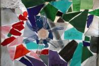 图为一个学生漂亮的纸巾和彩色玻璃艺术品.